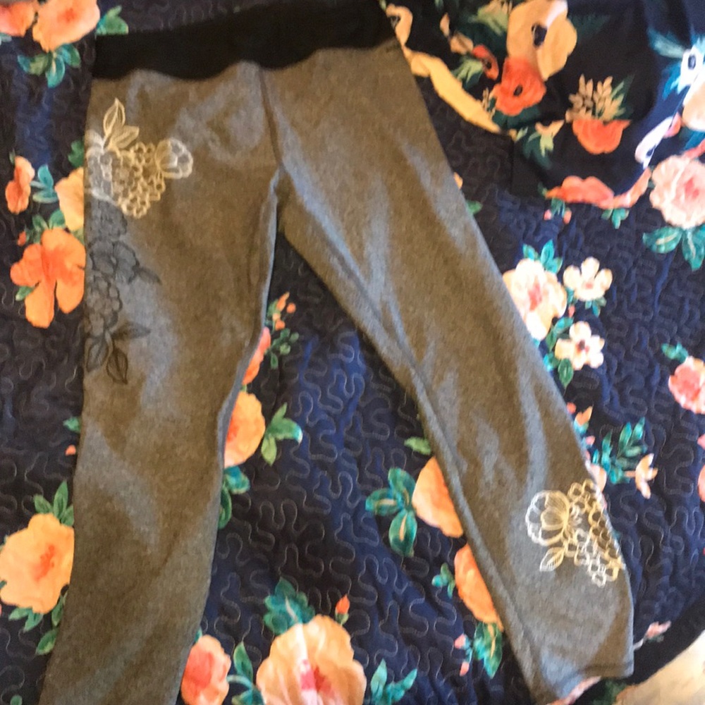 Gray leggings with silver printed floral design